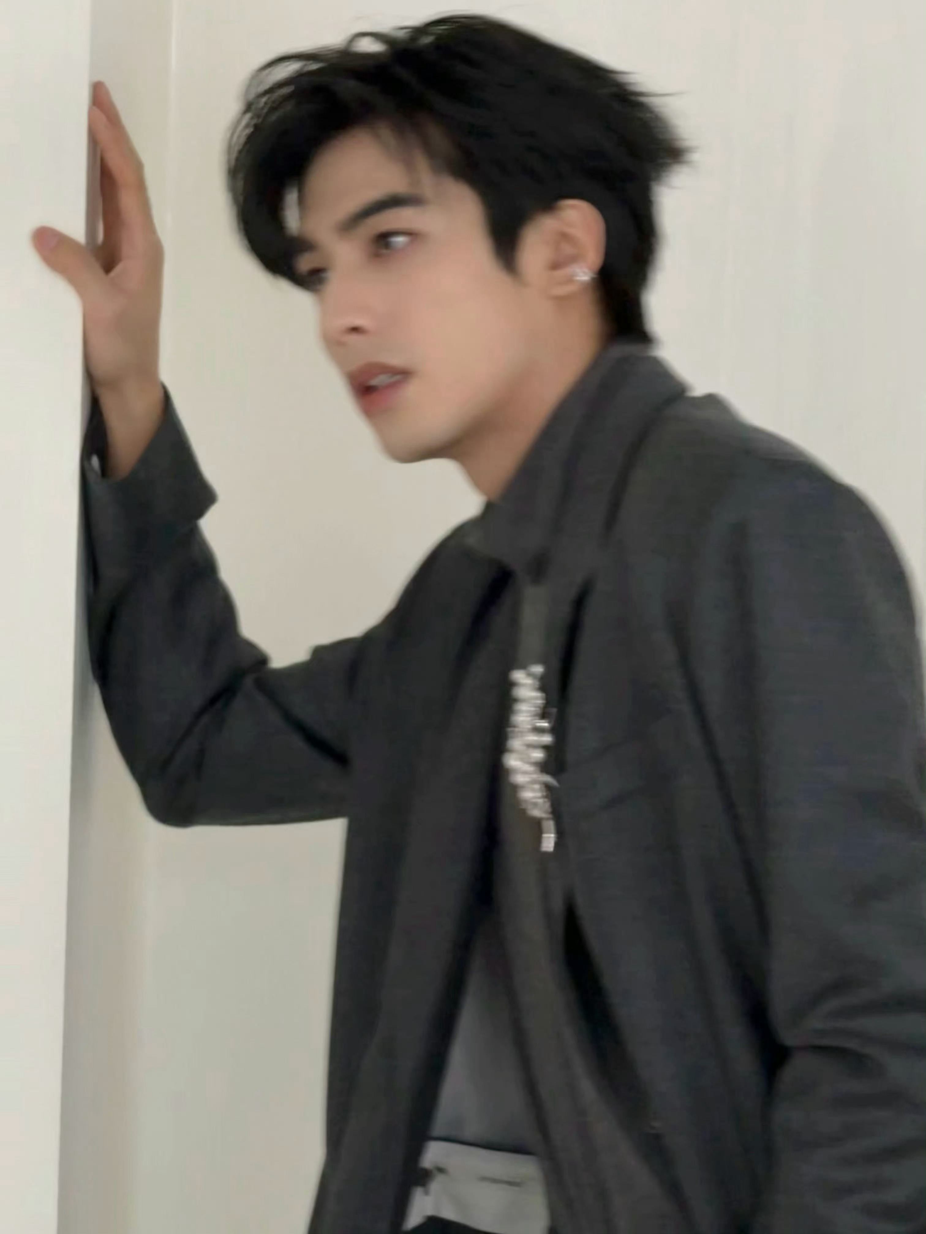 宋威龙live图直出就帅成这样！还戴着耳环、珍珠手链和项链。。忍不了了在心中默默