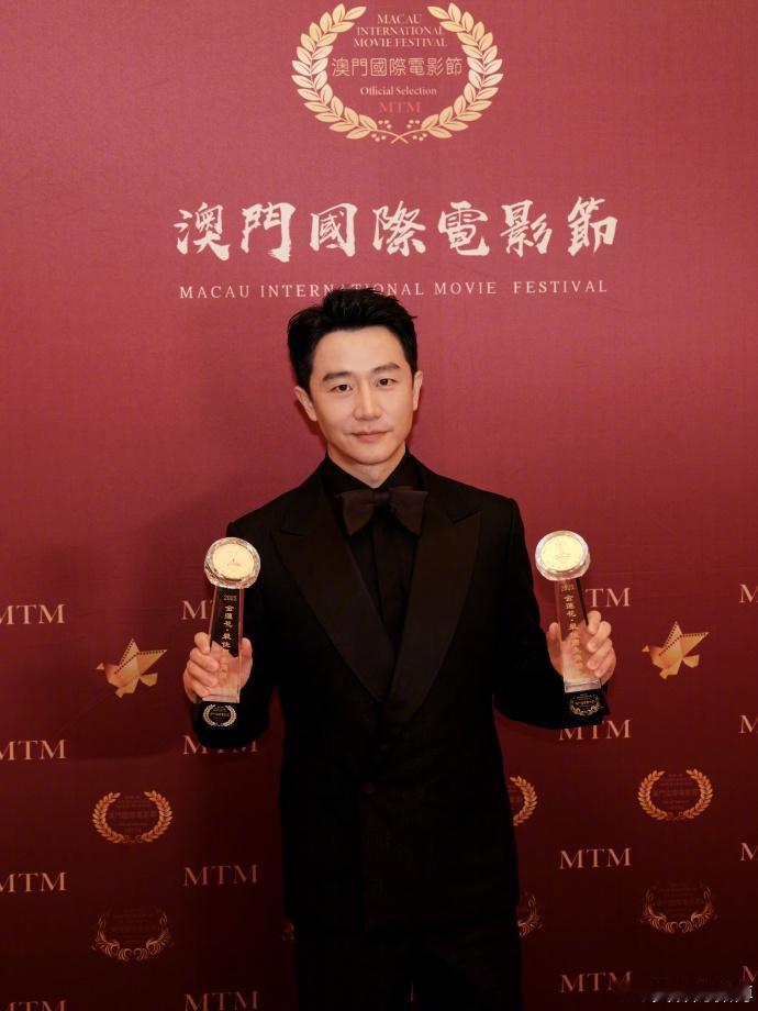 黄轩也太低调了！

同时拿下了金莲花的视帝和影帝，却连个热搜都没买。

章子怡凭