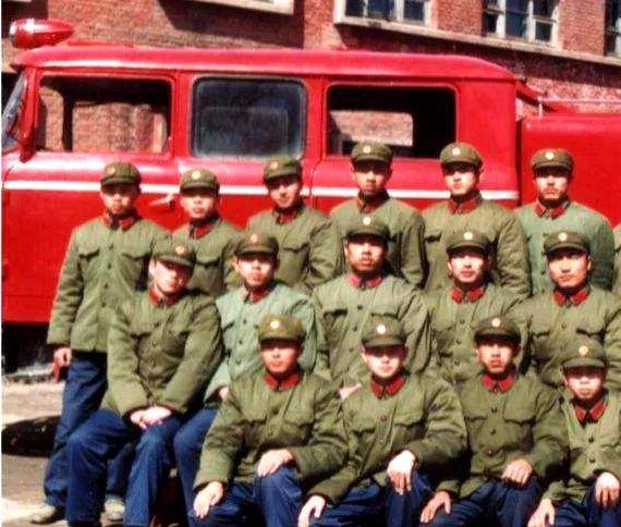 我县有两位1971年入伍的战友，在消防部队同一个中队服役。其中一位进步神速，入伍