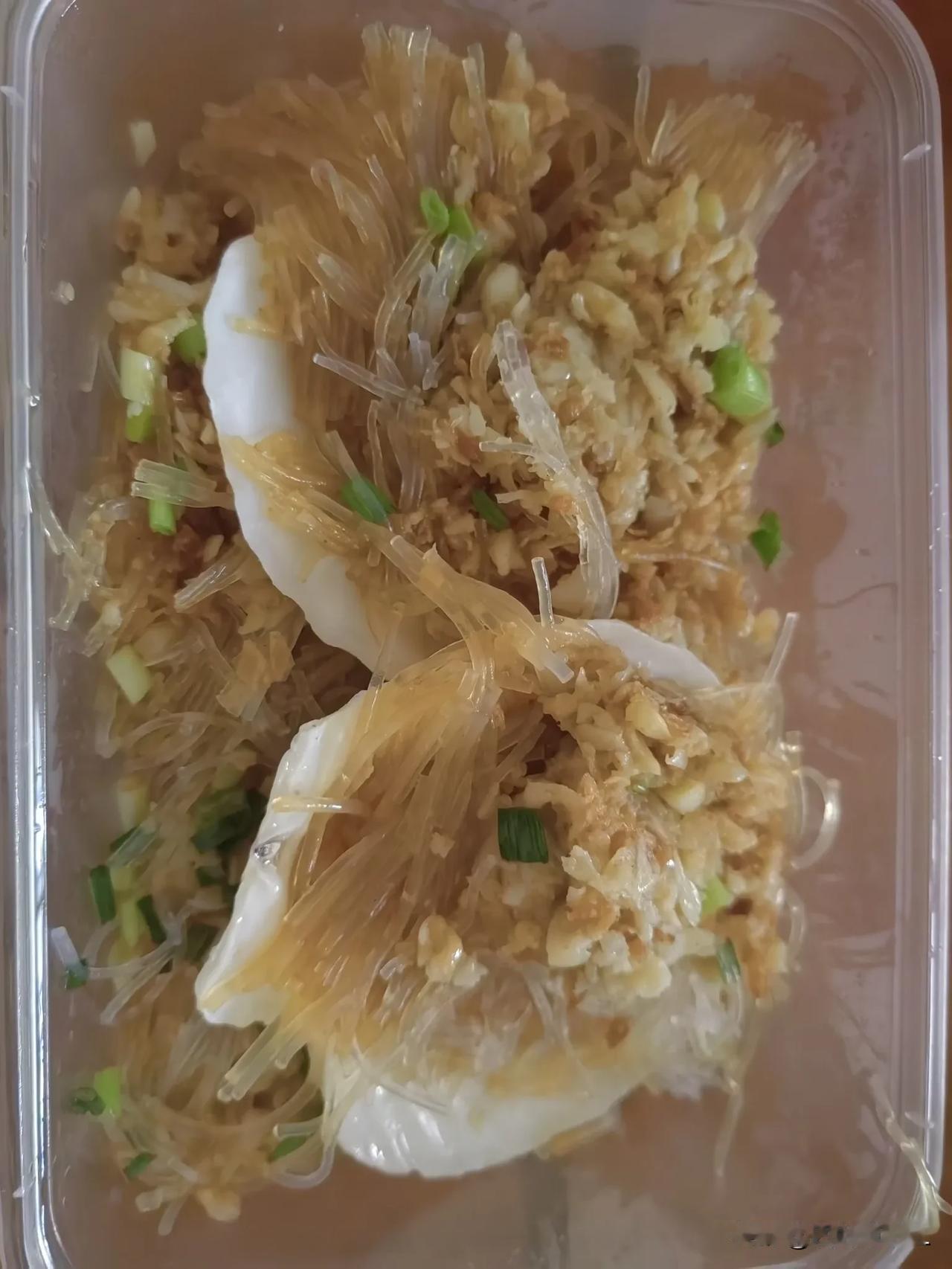 今天晚餐吃饺子，加了一份蒜蓉扇贝，在天伦港饭店买的，五块钱一个，买了四个花了二十