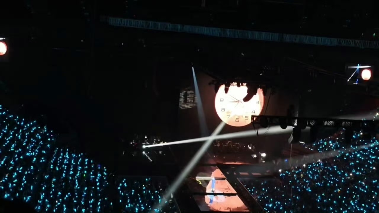 话不多说，请欣赏檀健次《多见一次》演唱会顶级舞美侯明昊演唱会舞美被指抄袭檀健次