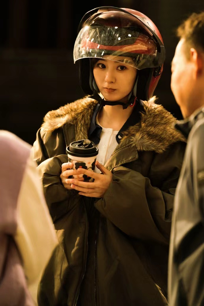 赵丽颖周一李秋萍海报赵丽颖带好头盔赵丽颖坐上秋萍镇长的后座 赵丽颖周一李秋萍海报