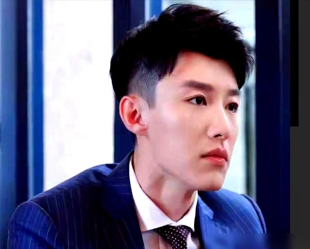 演员代旭，岳父是北京人艺的泰山级老戏骨，一句话，能替他扫平十年路。这种自带剧本的