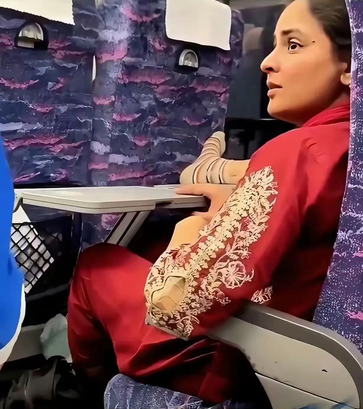 一位印度女子在中国乘高铁时，把鞋脱了，然后将脚搭在小桌板上。旁边的乘客对她的做法