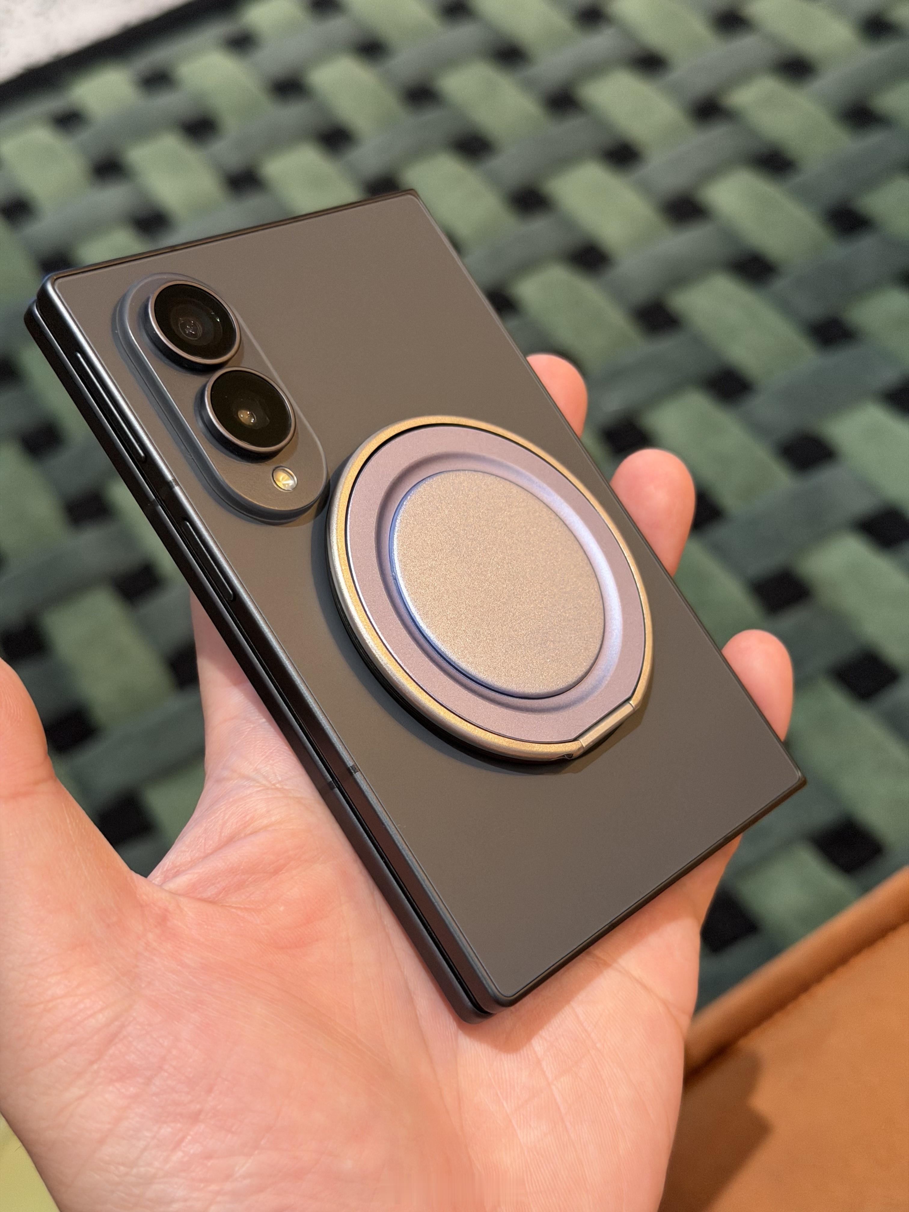 给我的Galaxy Z Fold8贴了个MagSafe贴纸就能磁吸上泡泡骚了。A
