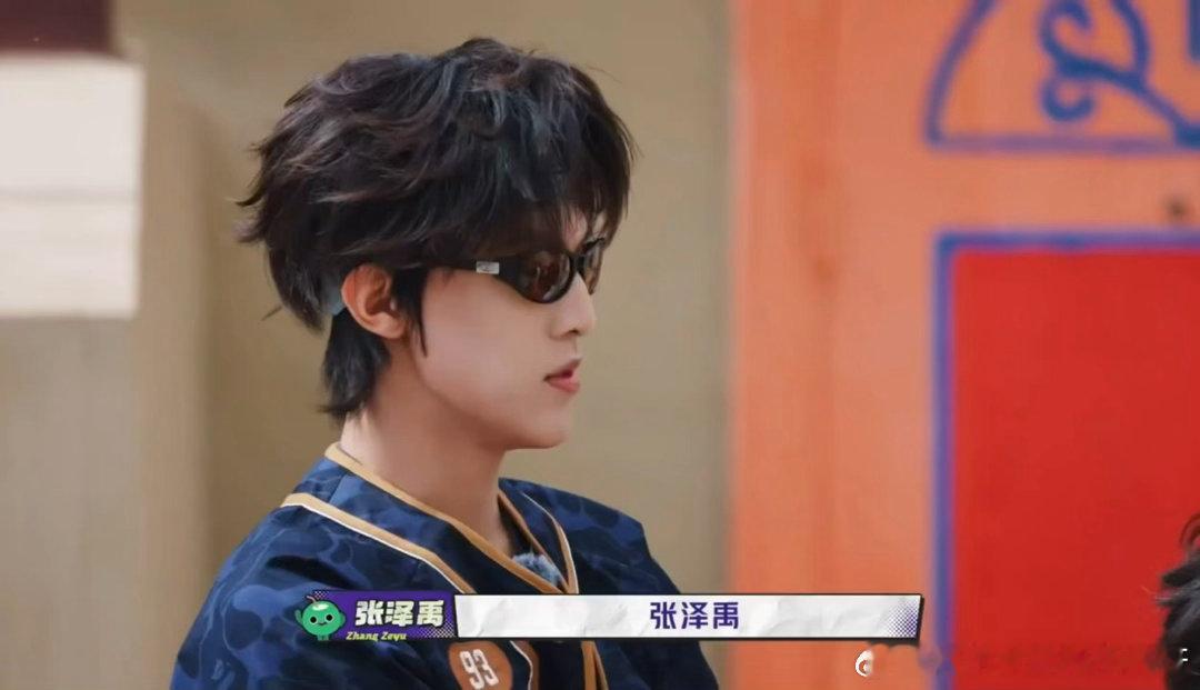 苏新皓看张泽禹自我介绍的表情张泽禹自我介绍笑点藏在苏新皓的表情里🥳听张泽禹讲小