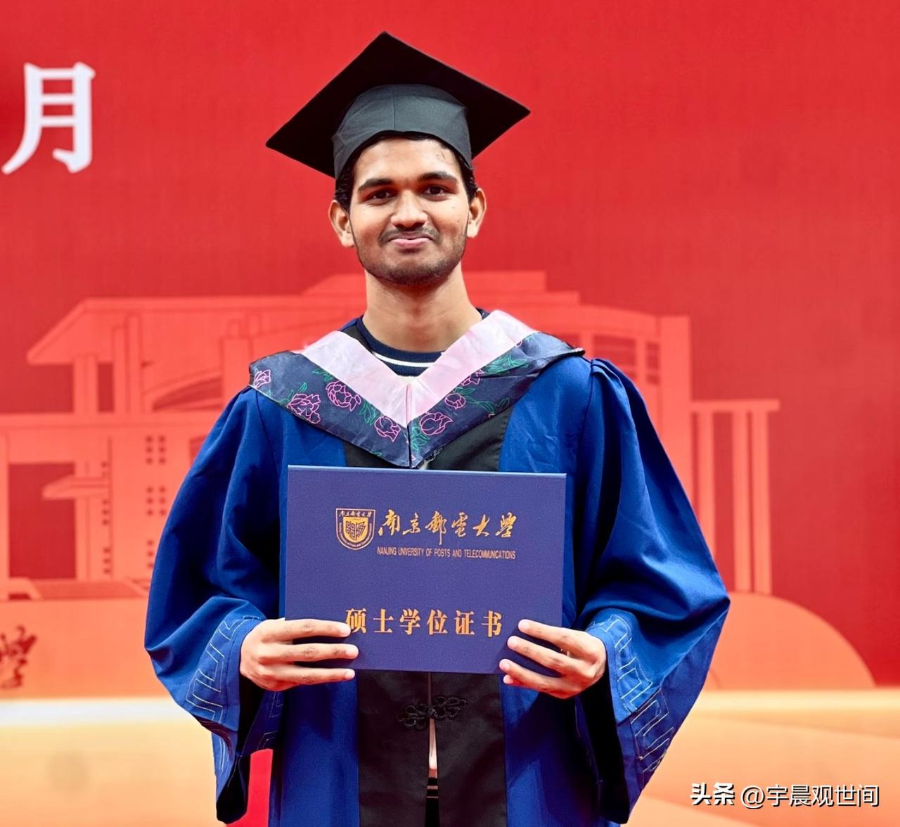 印度留学生毕业啦，
不知他是打算留下来，
还是回印度工作！
