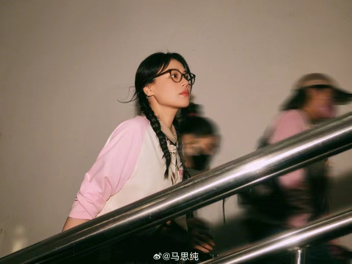 马思纯跑路演就是真的跑 真正的热爱从不需要刻意标榜，马思纯用一路小跑的身影给出了