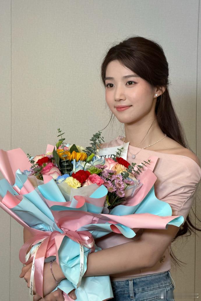 卢昱晓新剧杀青捧月亮照🈶，简直就是我心目中的女主呀，太期待折月亮这部剧了！ 