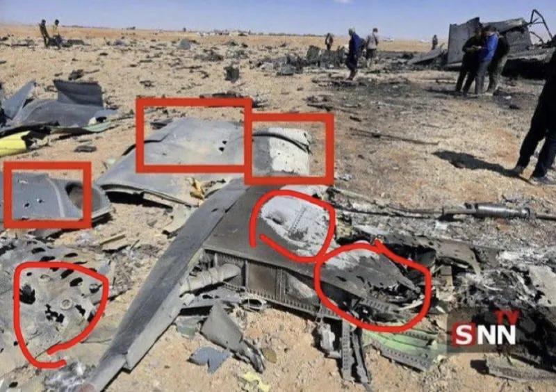 再看看伊朗人拍摄的美军MC-130J毁坏现场的残骸照片，可以看到残骸上的这些孔洞