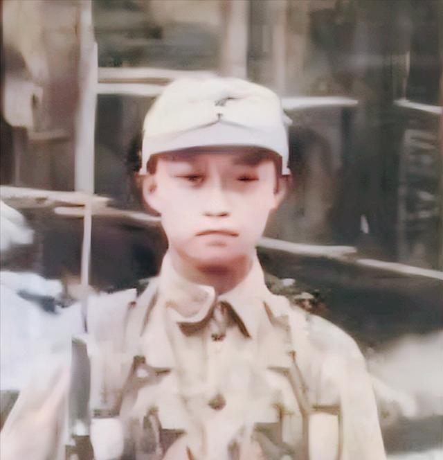 1938年，台儿庄战役，16岁的“狼兵”韦容松正在巡逻，途中，他碰到了由6名日军