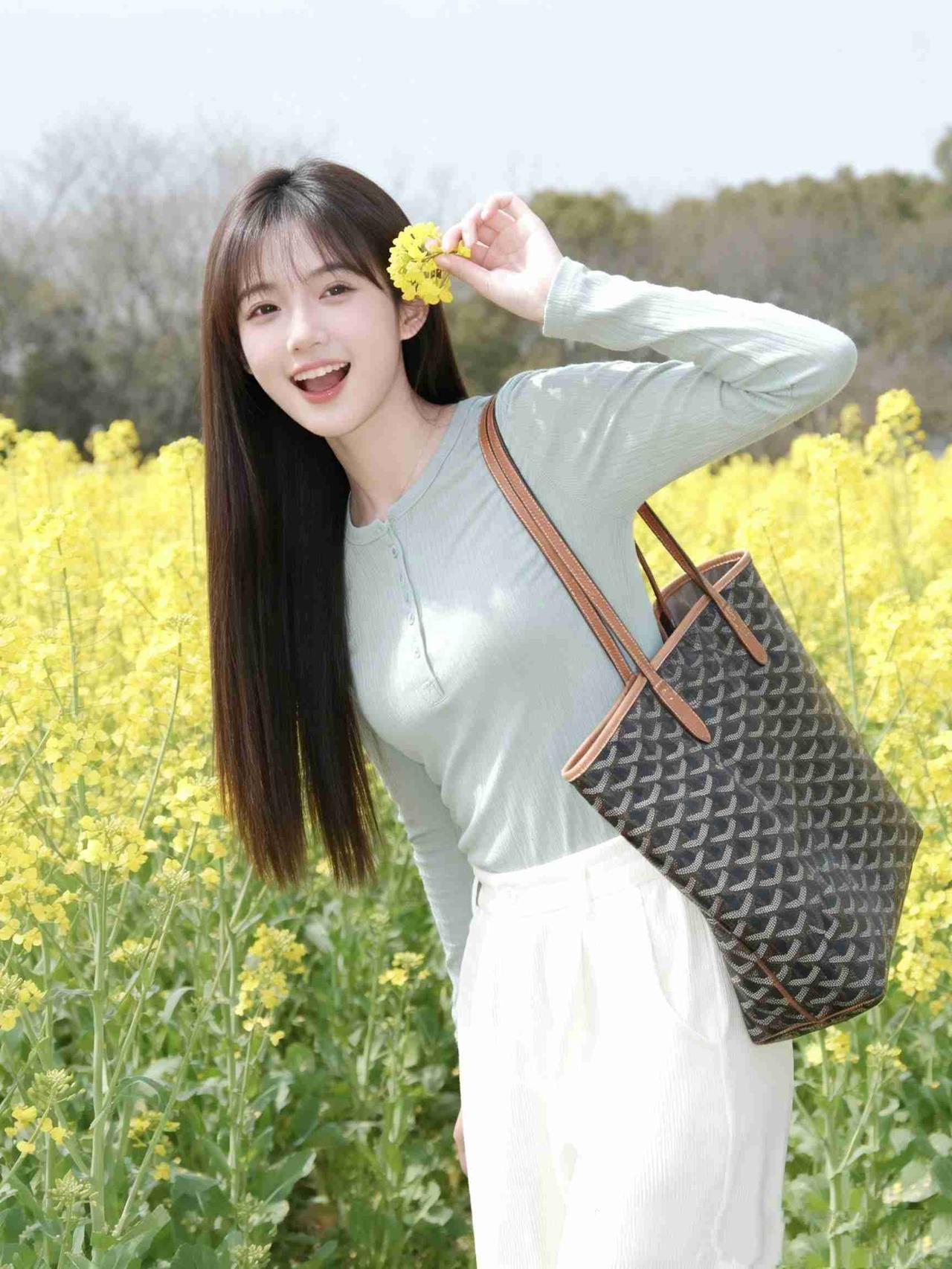 我的今日状态：😁轻松愉快
我这里的天气：☀️晴天
《花田春信，笑揽晴光》
 