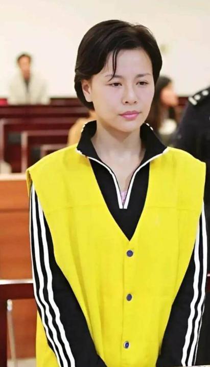 顾春芳1972年3月26日生于江苏常熟碧溪镇，初中没读完就辍学谋生。年轻时做过模