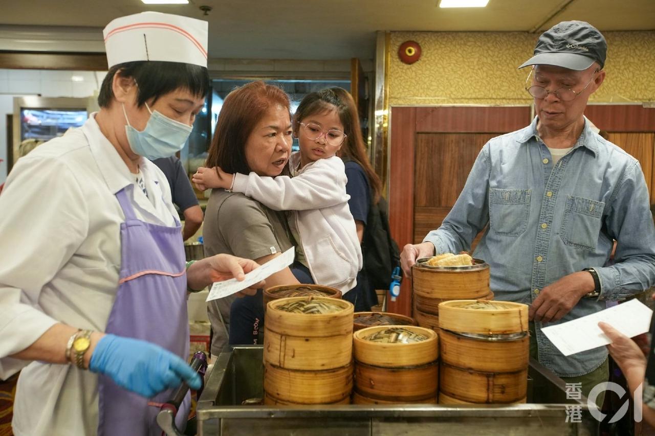 五一假期，香港几家保留着传统手推车的茶楼引起不少大湾区游客的追捧！
