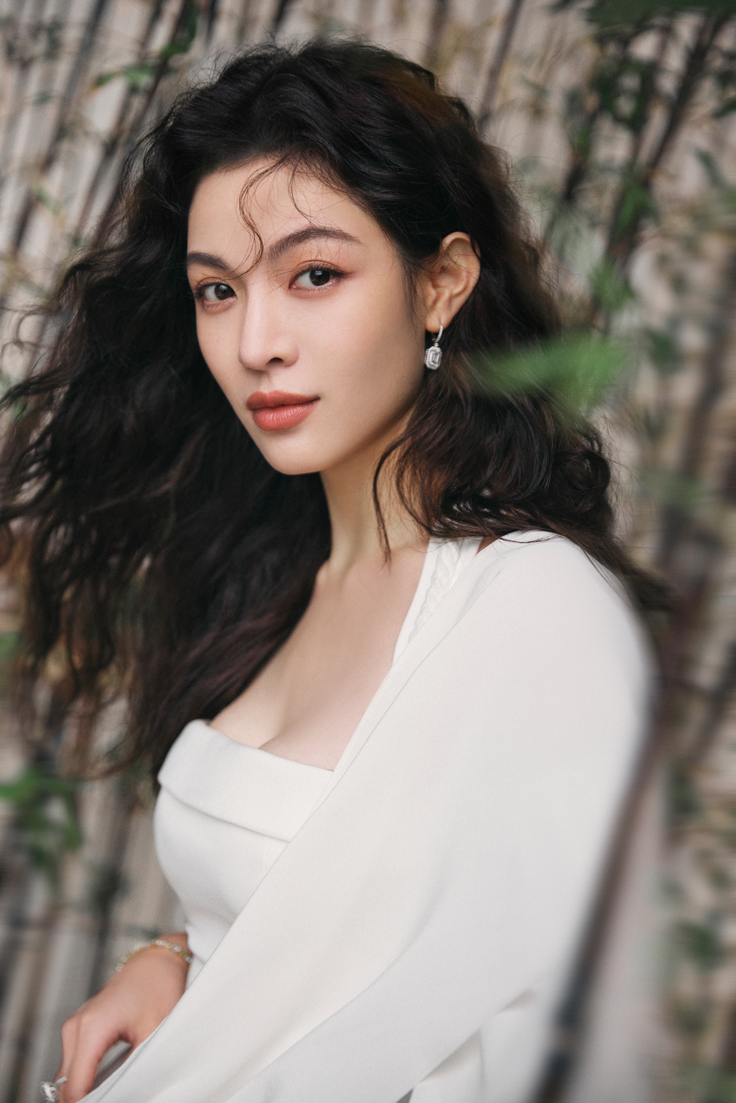 钟楚曦  披肩的长发随风飘动，与竹林中的竹叶共舞。 ​​​