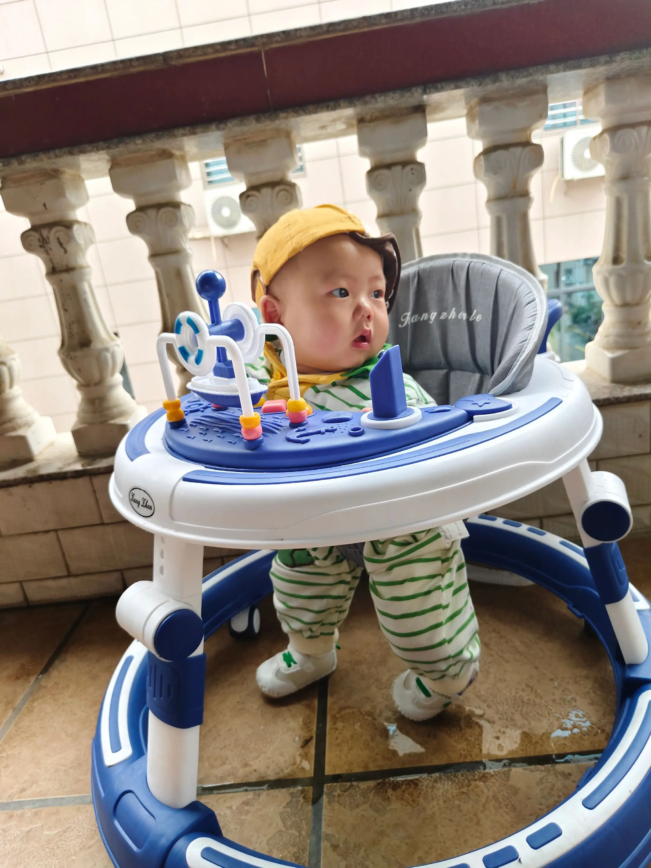 可爱的萌娃宝宝 调皮宝宝