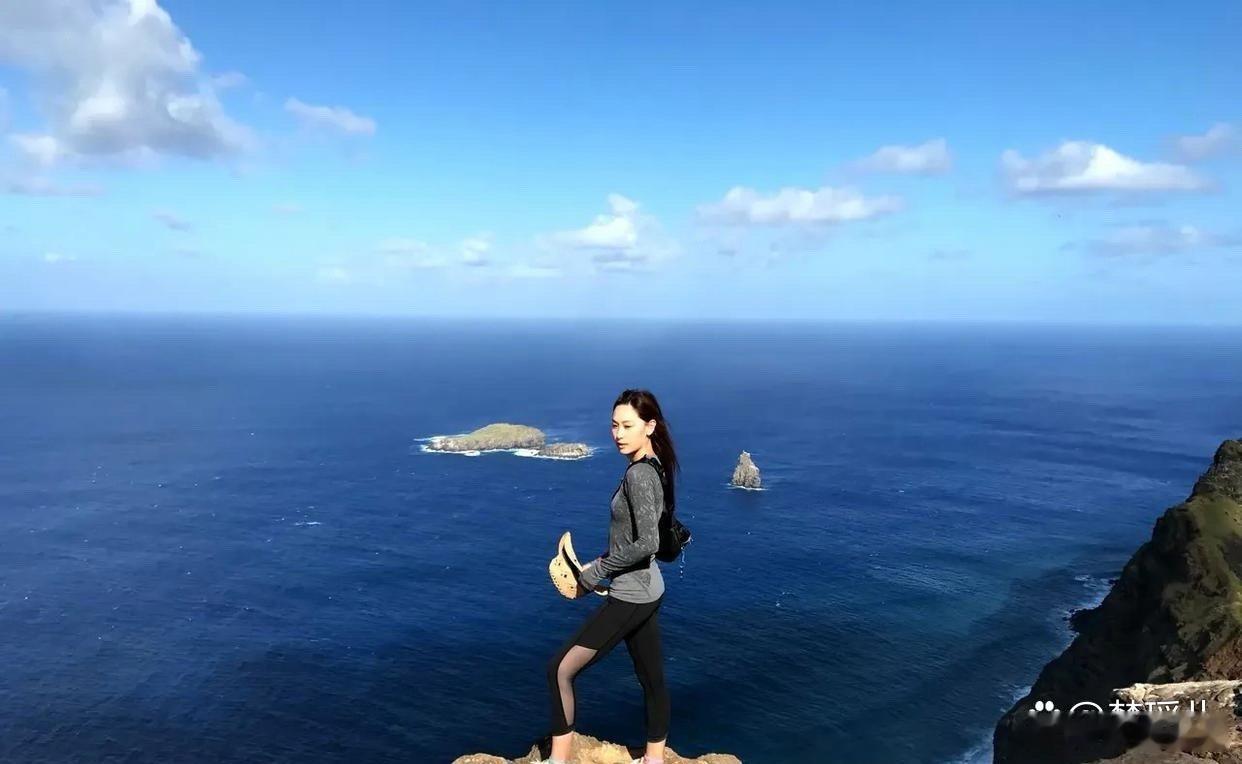 徐子珊，45岁，选择独自旅行，探索各地风土人情，享受自由自在的生活。她的故事激励
