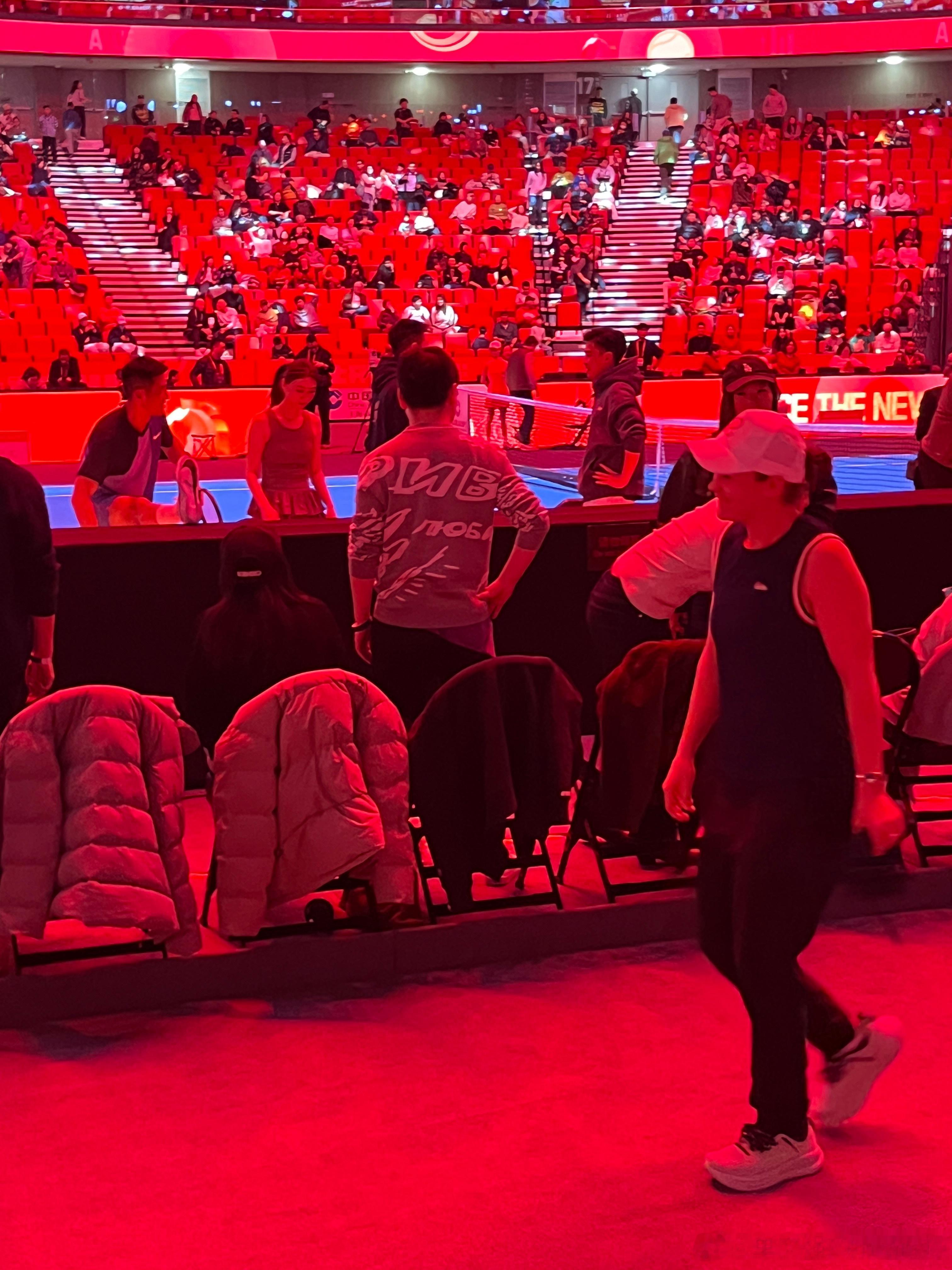 巴蒂准备离开之前拍到Ash回休息室……好久没现场亲眼看到Ash了wta 上海·上