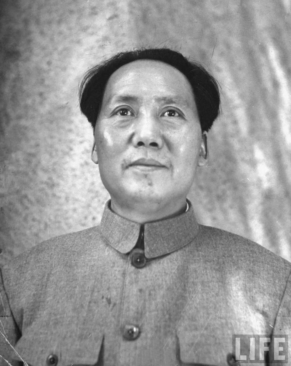 1945年，重庆。伟人应蒋介石之邀，亲赴重庆谈判。这是美国《LIFE》记者拍的照