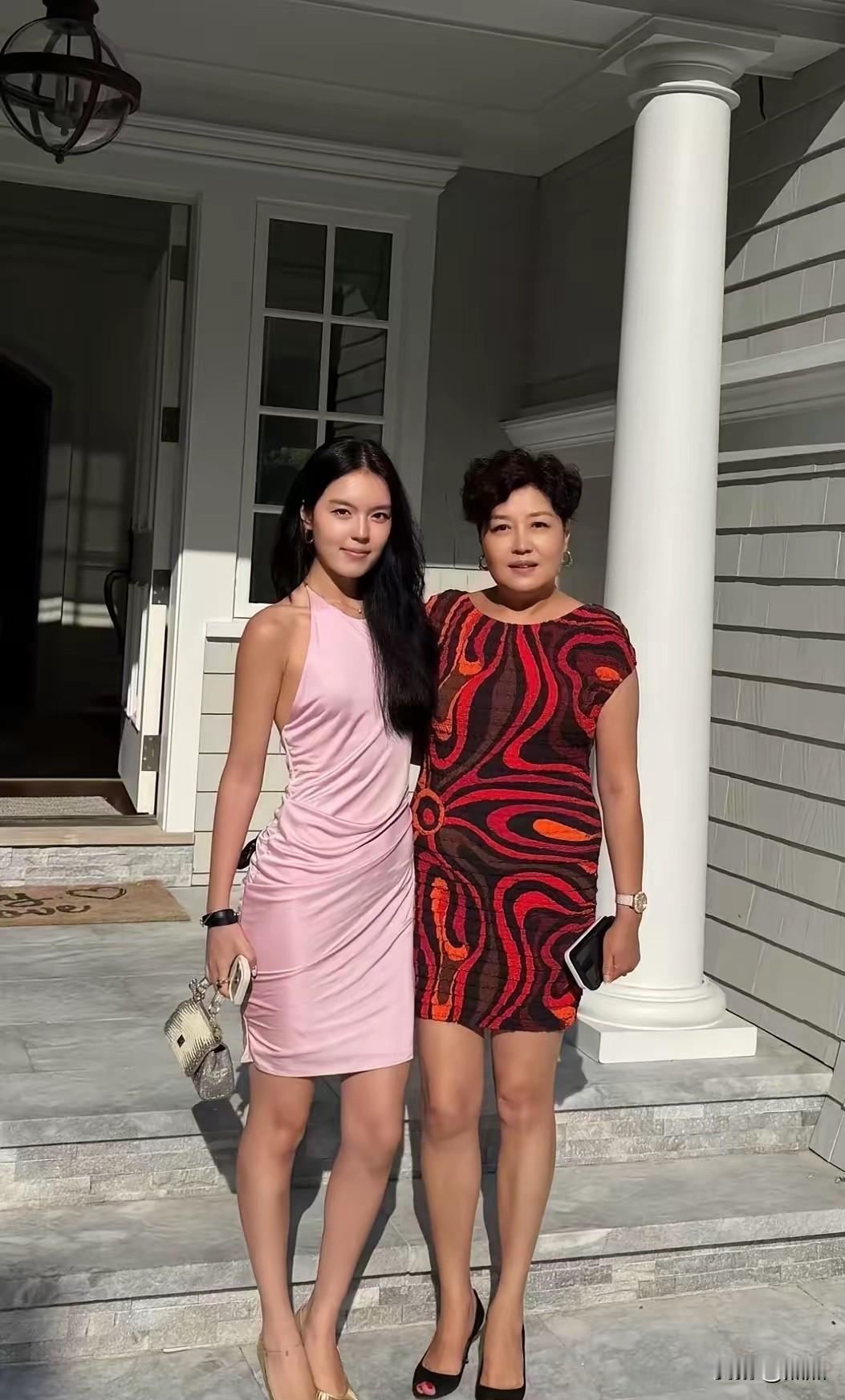 哈文近日分享了与女儿法图麦的合照，不少人留意到母女二人淡出娱乐圈后，并无公开工作