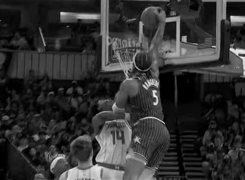 平筐隔扣！班凯罗证明状元身价
北京时间4月18日，魔术与黄蜂的比赛来到第三节9分