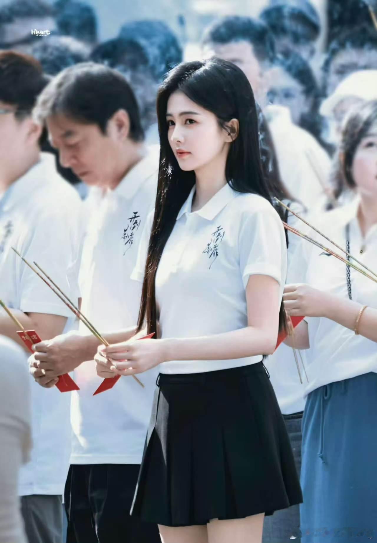 白鹿黑长直白月光白鹿这头黑长直随风飘也太灵了，新剧开机状态好到发光，看着就像同桌