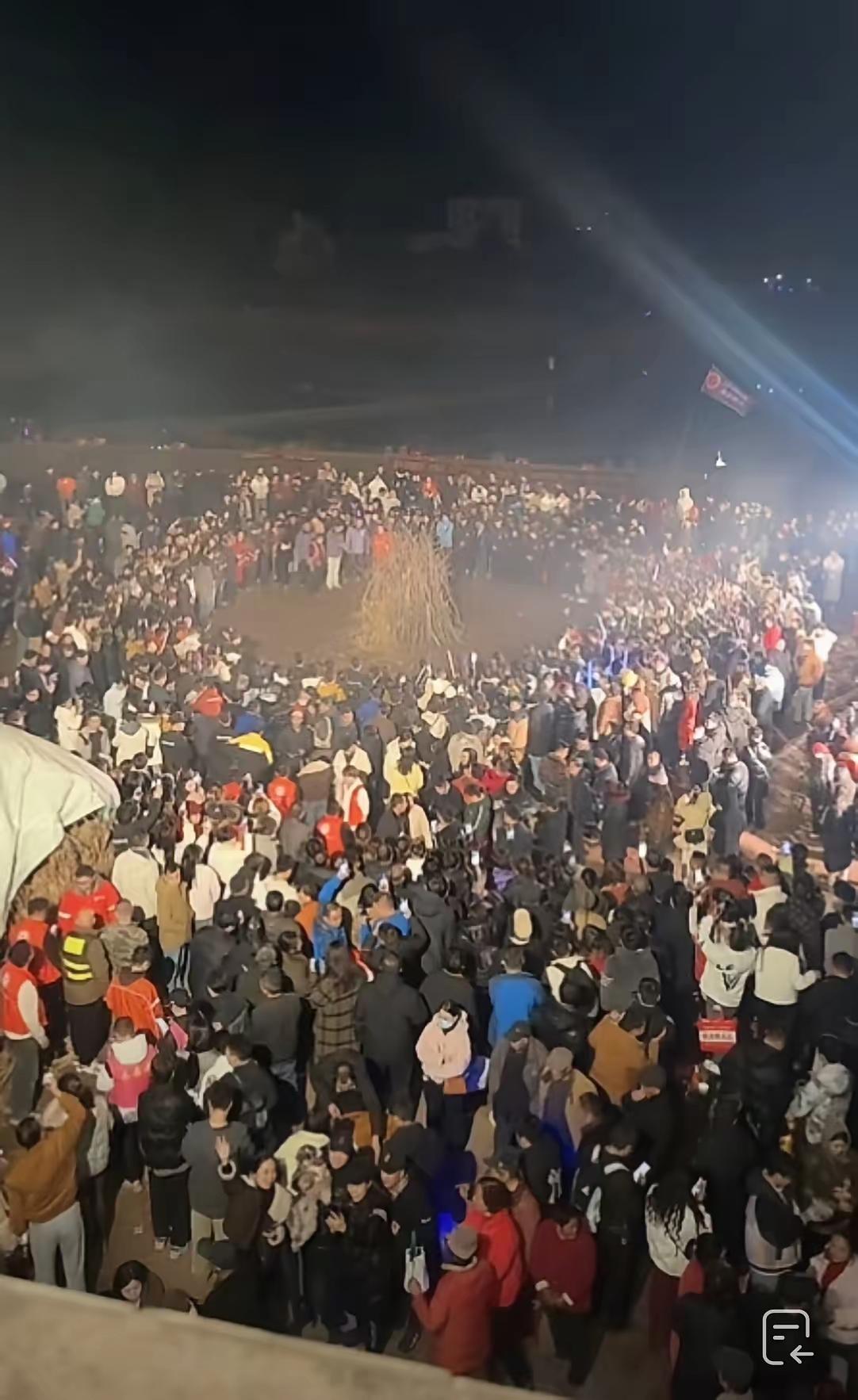 大家不感到好奇吗？

上万人前赴后继的赶到呆呆家，就为了吃一顿刨猪汤饭，

他们