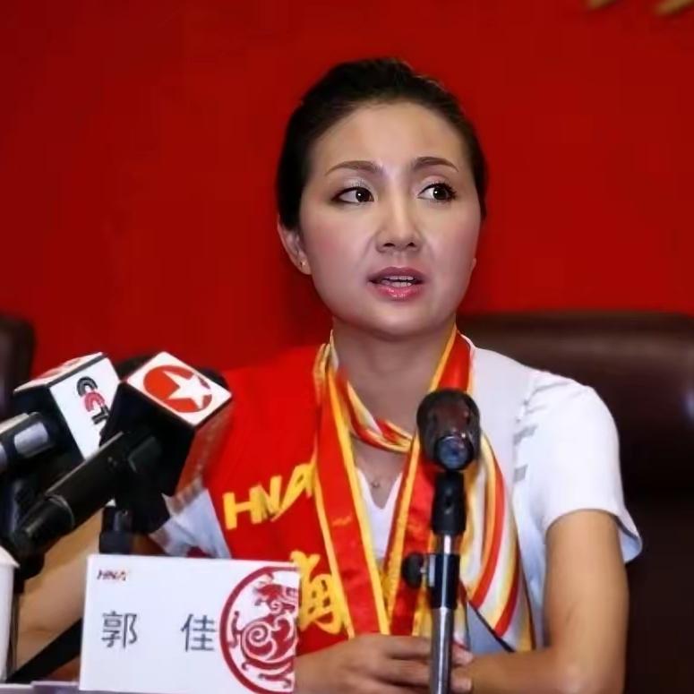 5000米高空，她推着餐车撞向暴徒：那个被奖励100万的空姐，如今怎样了？

5