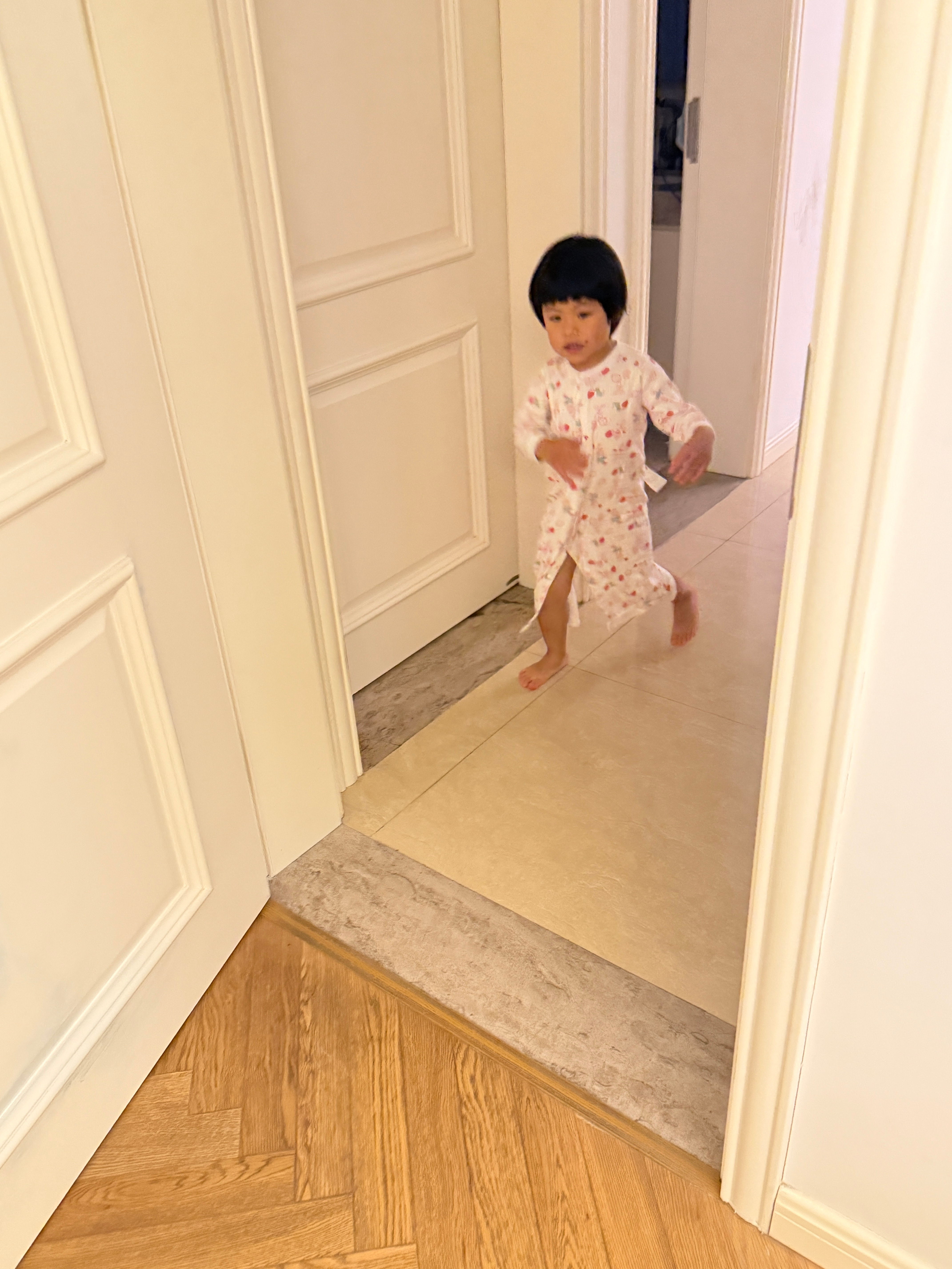 穿上了很急切，说妈妈看，能穿，刚刚好救命 