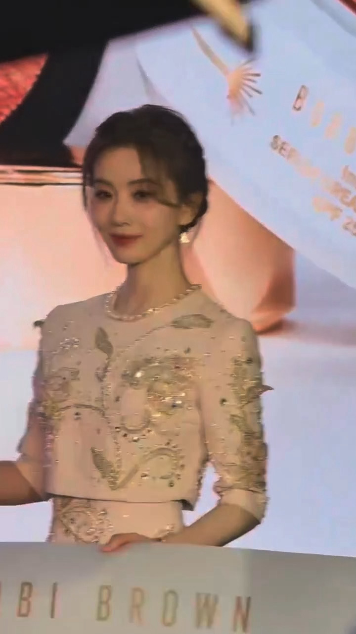 刘诗诗一个背影就把我美晕了！！豪爵的身段刘诗诗仙女盘发 刘诗诗粉色刺绣套装 刘诗