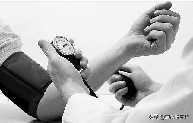 易诱发低血压】不少高血压患者都有这样的习惯：吃完降压药便喝牛奶、豆浆，觉得既能养