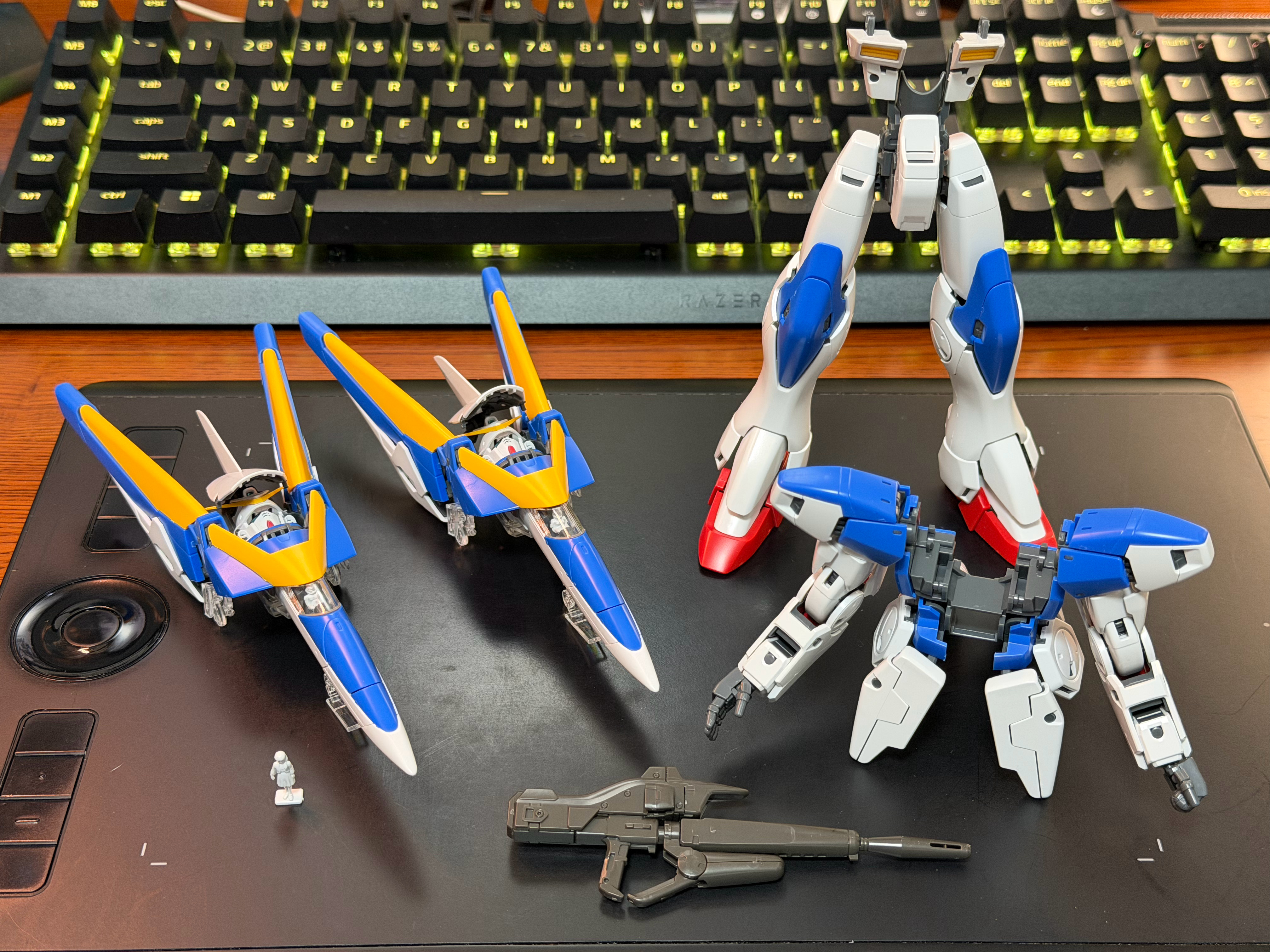 可能是最后一次玩拼装高达了年纪大了不想折腾，还是成品香这台v2刚拆箱就惊呆了，竟