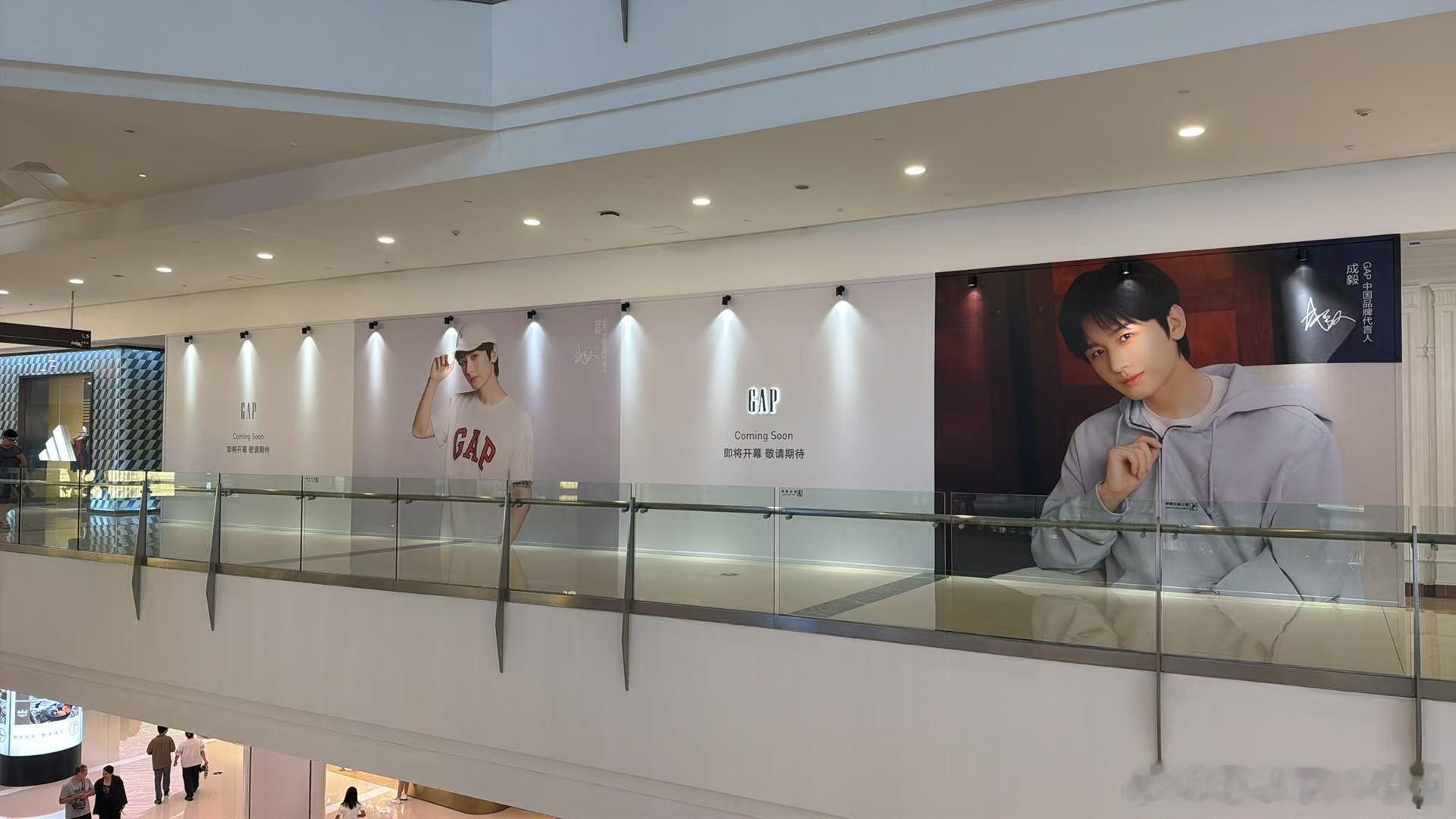 成毅 x GAP 天津、南宁新铺开业在即谁是品牌吸金利器？👇🏻👇🏻 