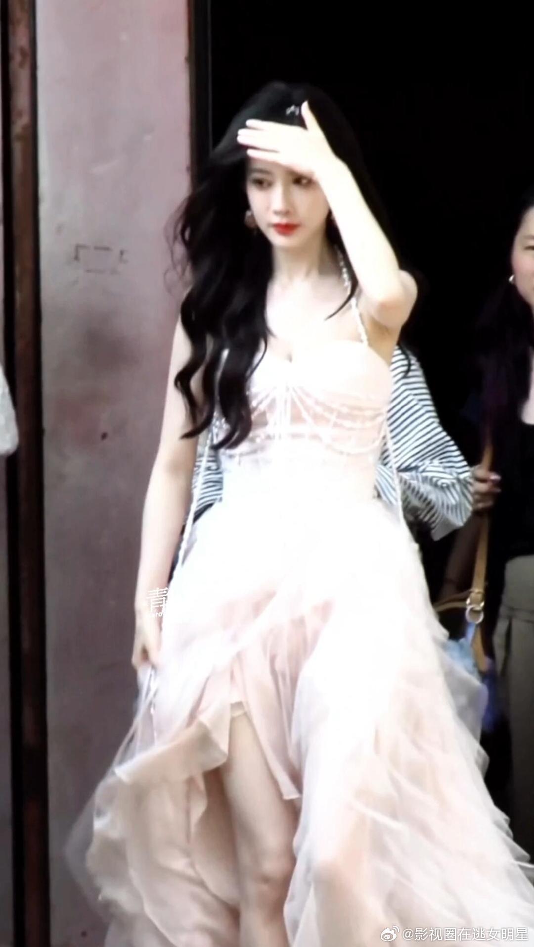 孟子义珍珠粉裙孟子义粉色珍珠裙 孟子义新路透，一袭粉色珍珠裙，让人只想大喊一声：