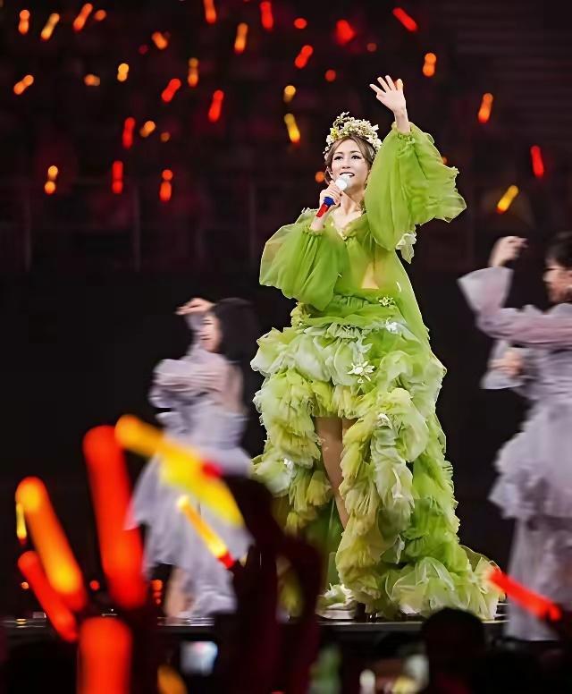 谢娜北京演唱会售罄不管你喜不喜欢，但人家票就是卖完了，真正应了萝卜白菜各有所爱这