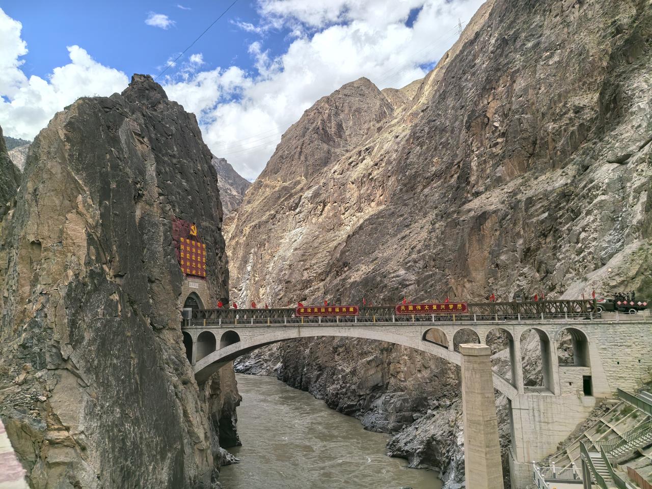 自驾318游川藏12段：怒江大桥，是英雄们以血肉之躯筑起的！我们何其有幸，生于华