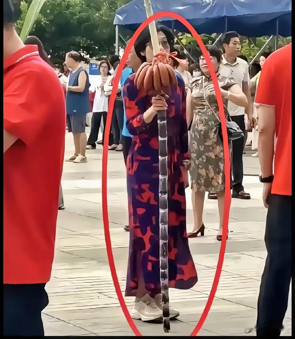 这又是什么寓意？

今天是2026年高考的最后一天，高考场外各种名场面层出不穷。