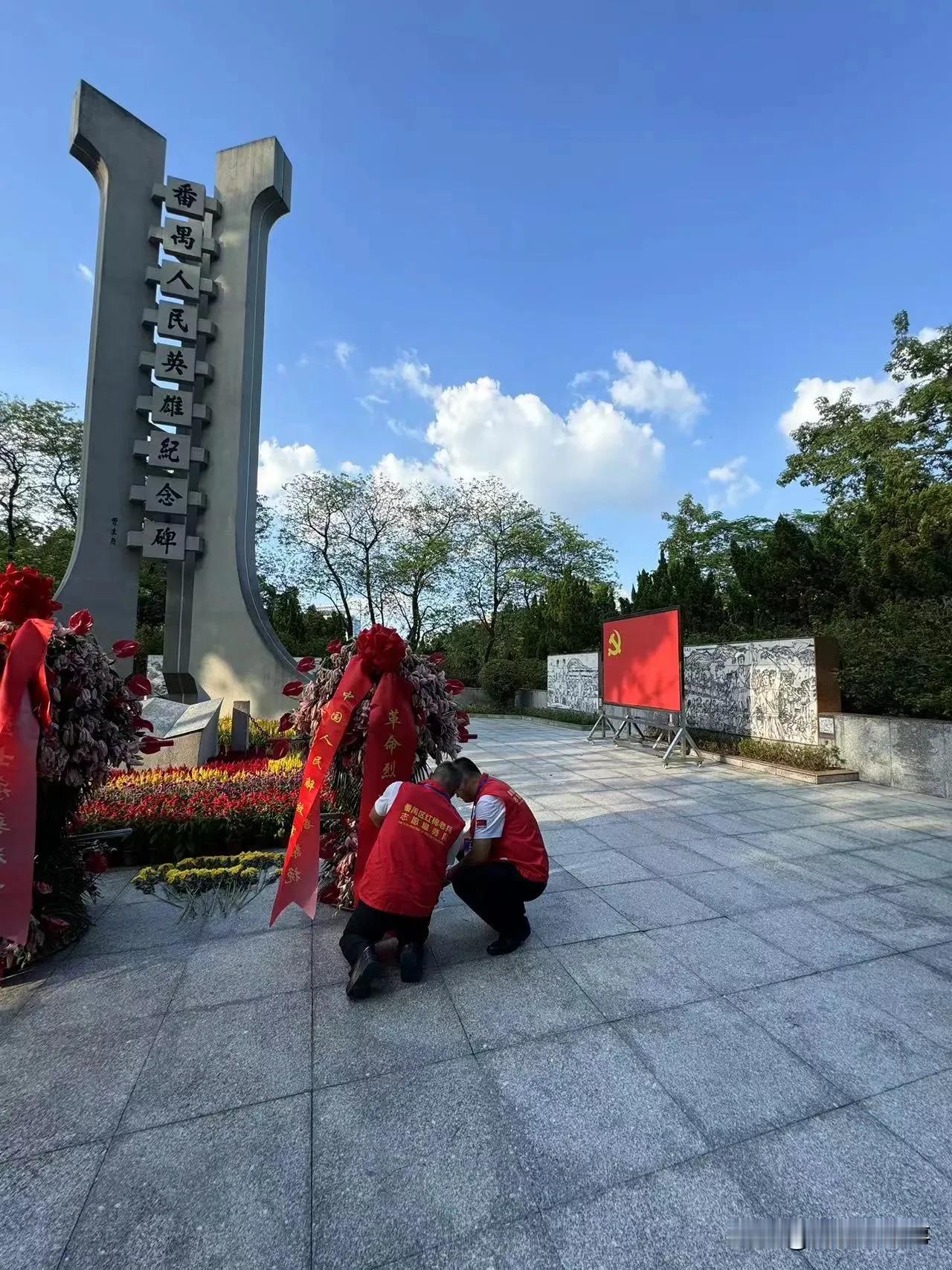 在 9 月 30 日公祭烈士日活动中，番禺区红棉老兵服务队队长、广州好人张玉堂带