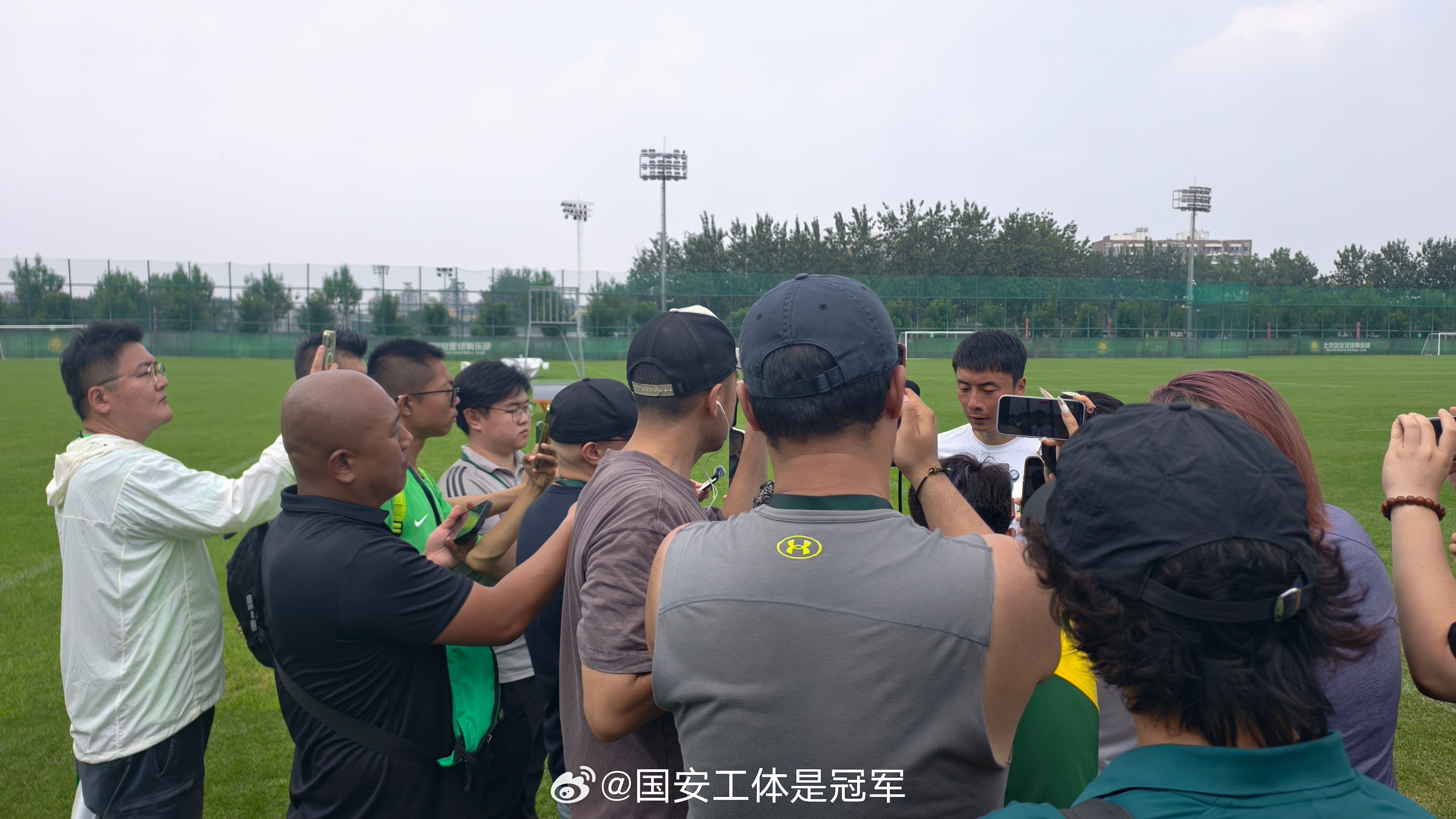 李磊接受采访的外围还有一位热心观众侯森围观[哈哈]北京国安[超话] ​​​