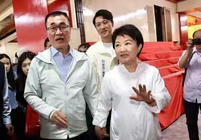 卢秀燕：妈妈市长连线这出温情大戏，是否上演得过头了？
昨天新北助选，今天高雄站台