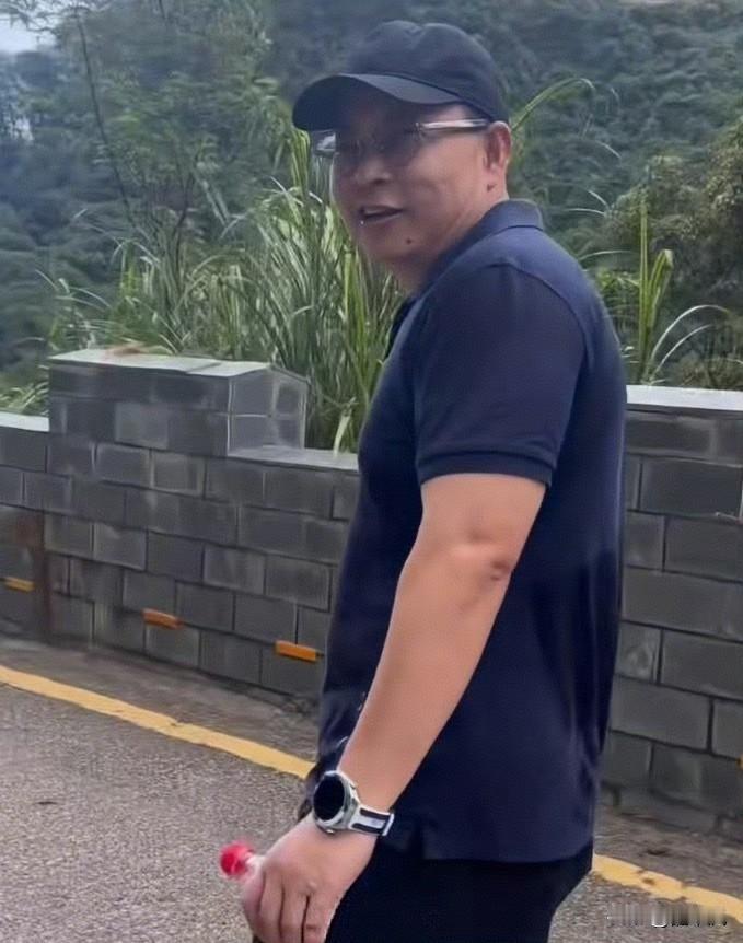 两个顶流大佬性格迥然不同，
余总：周末总是偷摸去爬山，
经常被网友偶遇偷拍！
雷