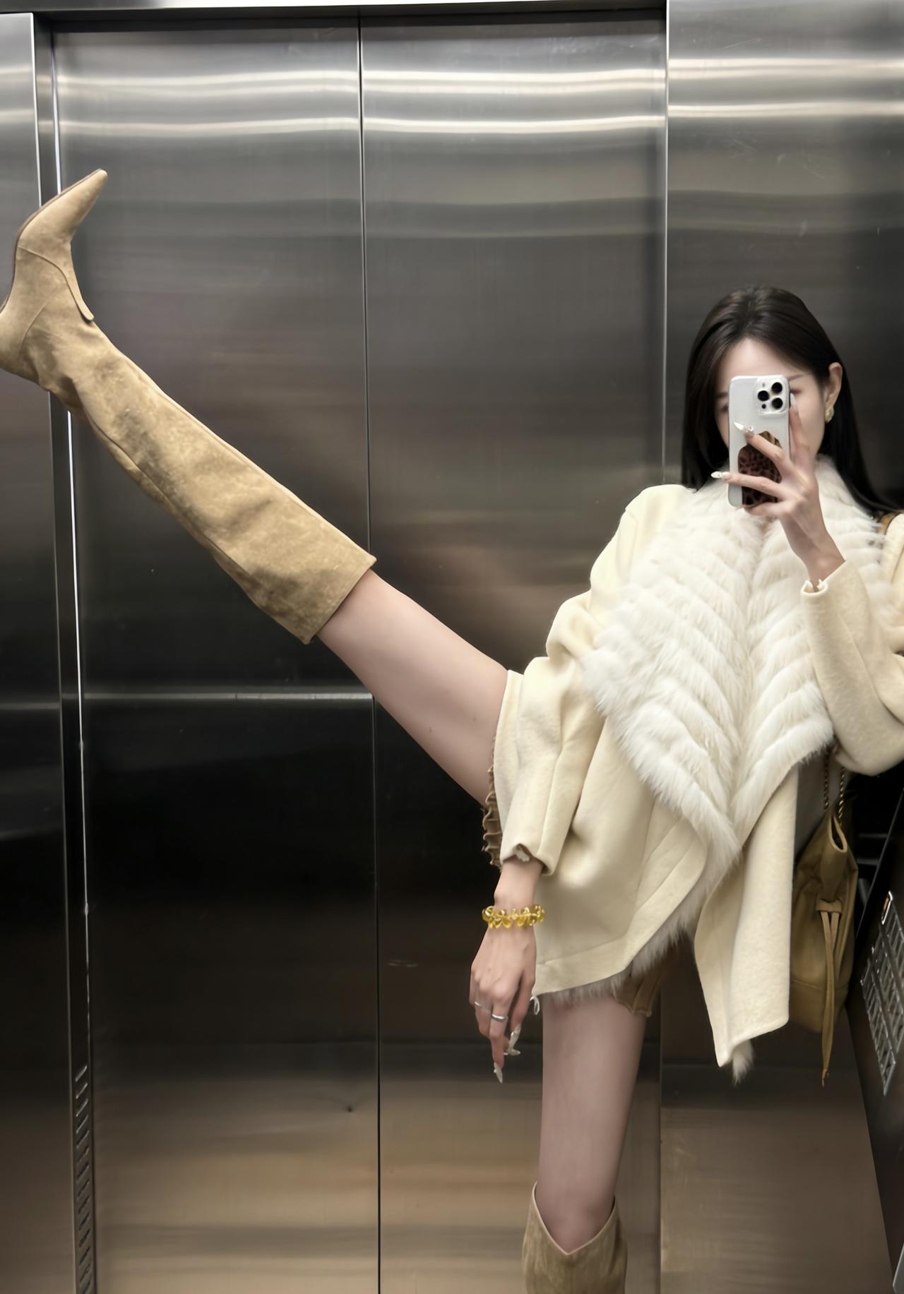 今日穿搭以米白色毛领大衣搭配驼色过膝靴、同色系挎包为主，走轻熟优雅风格。
适合的