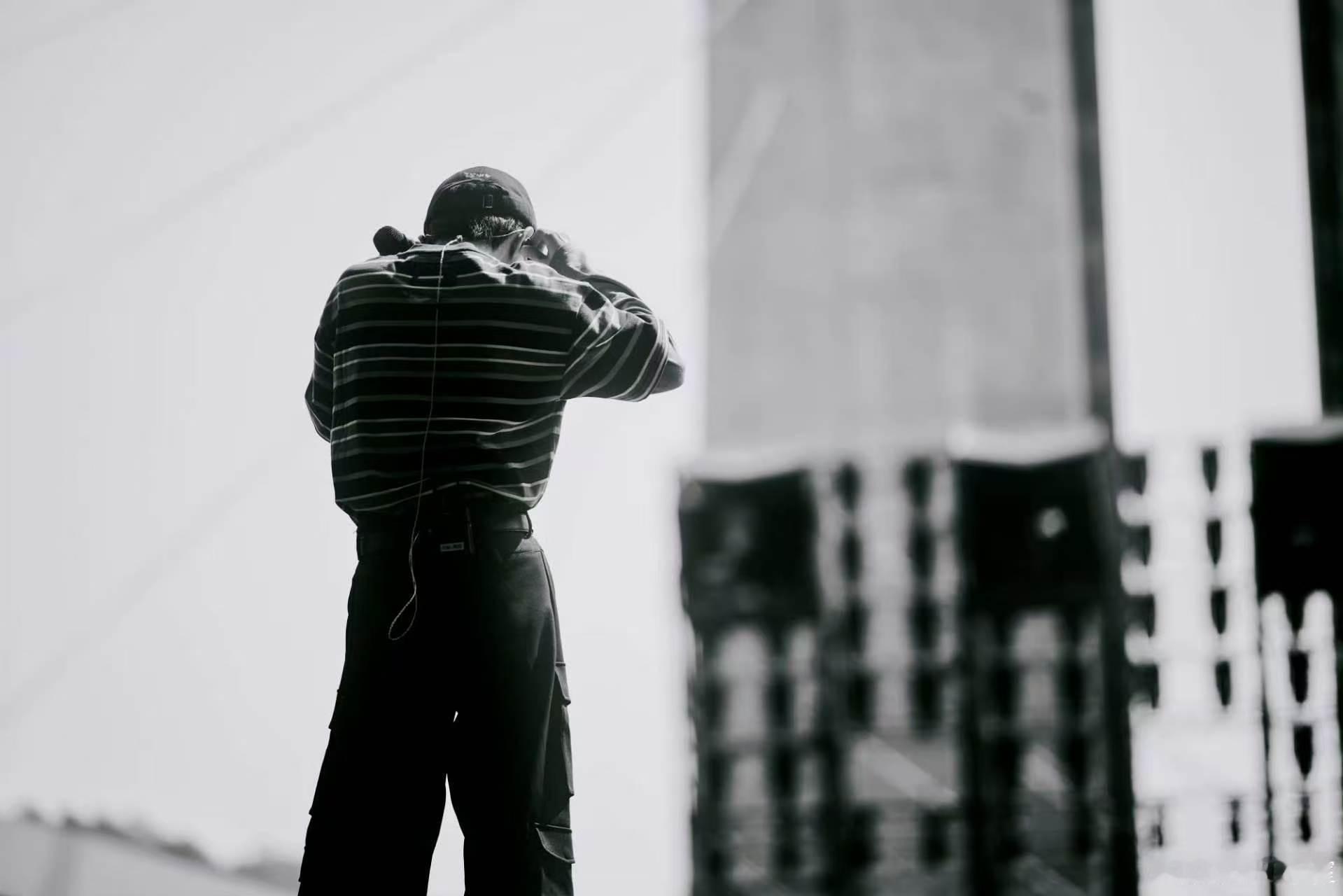 周深周深24小时通告 拍出发图→彩排试音（附赠双声道打招呼）→后台准备→领奖→舞