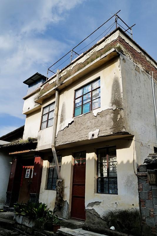 最近刷到住建部支持老旧房屋原拆原建的消息，瞬间想起家楼下那栋98年的老楼，墙皮掉
