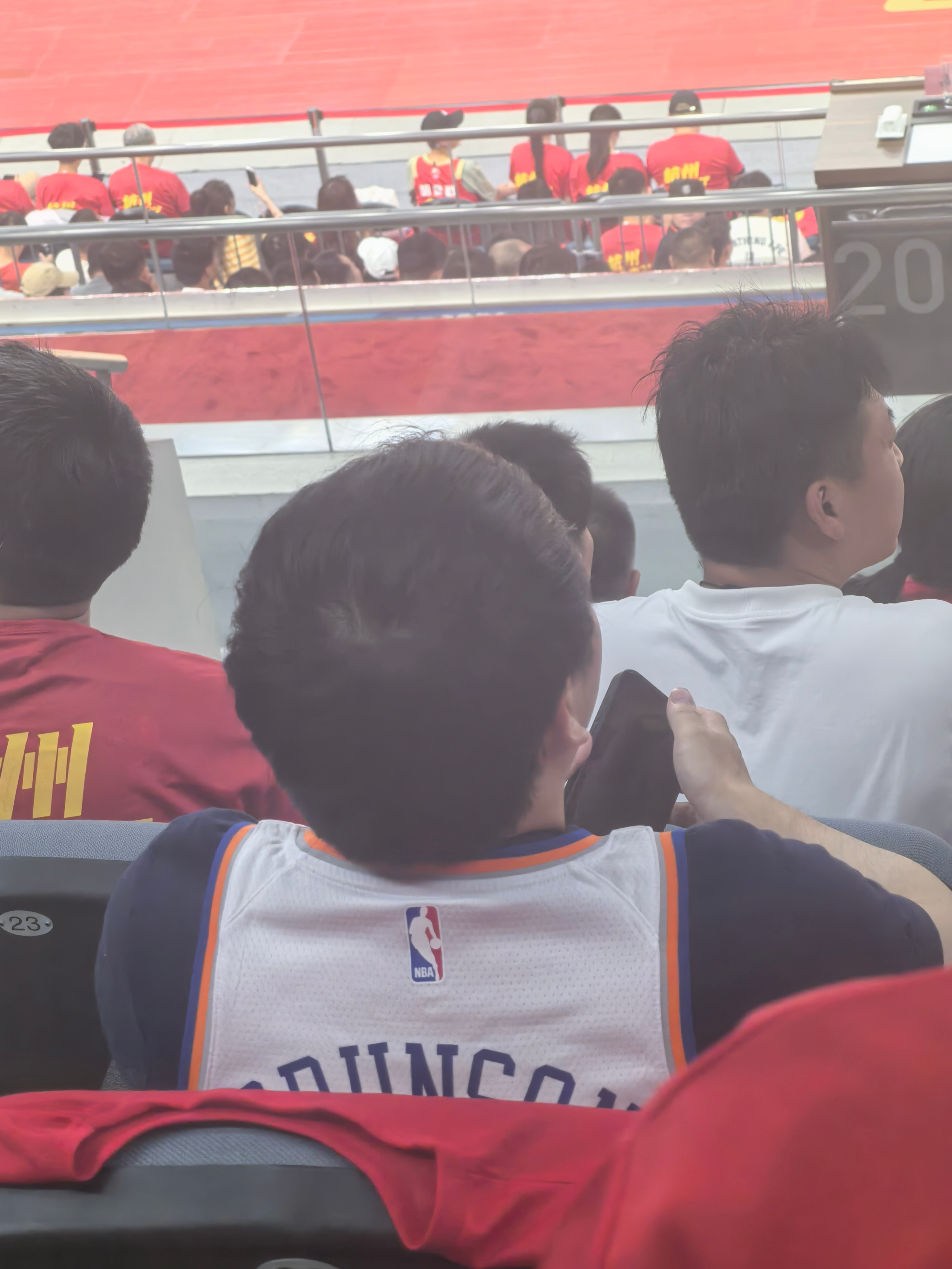 中国男篮vs澳大利亚热身赛，场边的布伦森球迷。布伦森纽约尼克斯