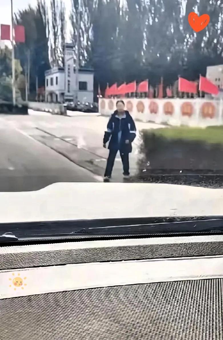 新疆一高中生打电话跟妈说太困了，想请假两小时回家睡觉，她妈二话不说就去接她。
