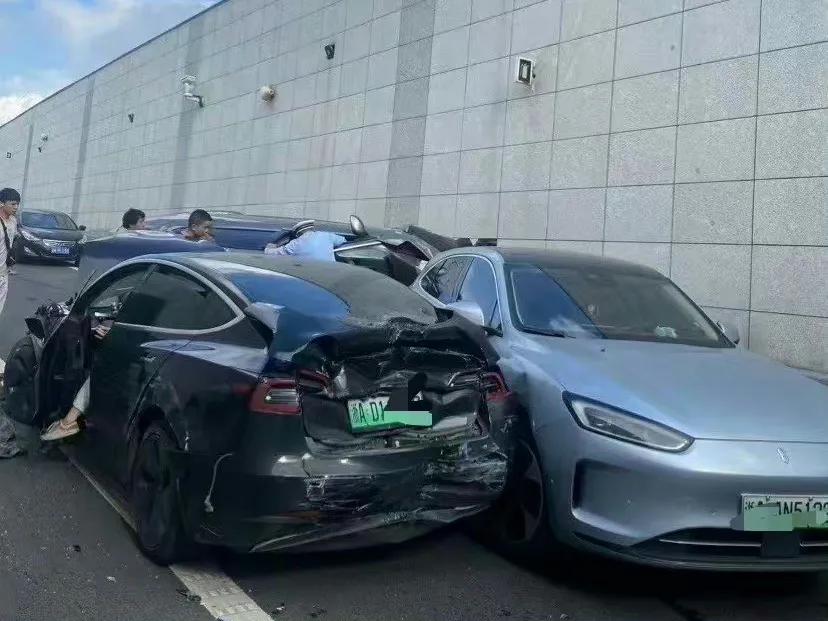 杭州车祸现场，
一片狼藉！
还好仅仅一人受伤，
而且没有生命危险。
据通报是大巴