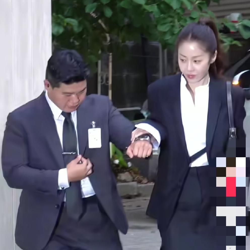 韩国的整容黑科技确实强。
三星前儿媳高贤贞最近出席活动状态简直逆天。
不过离远了