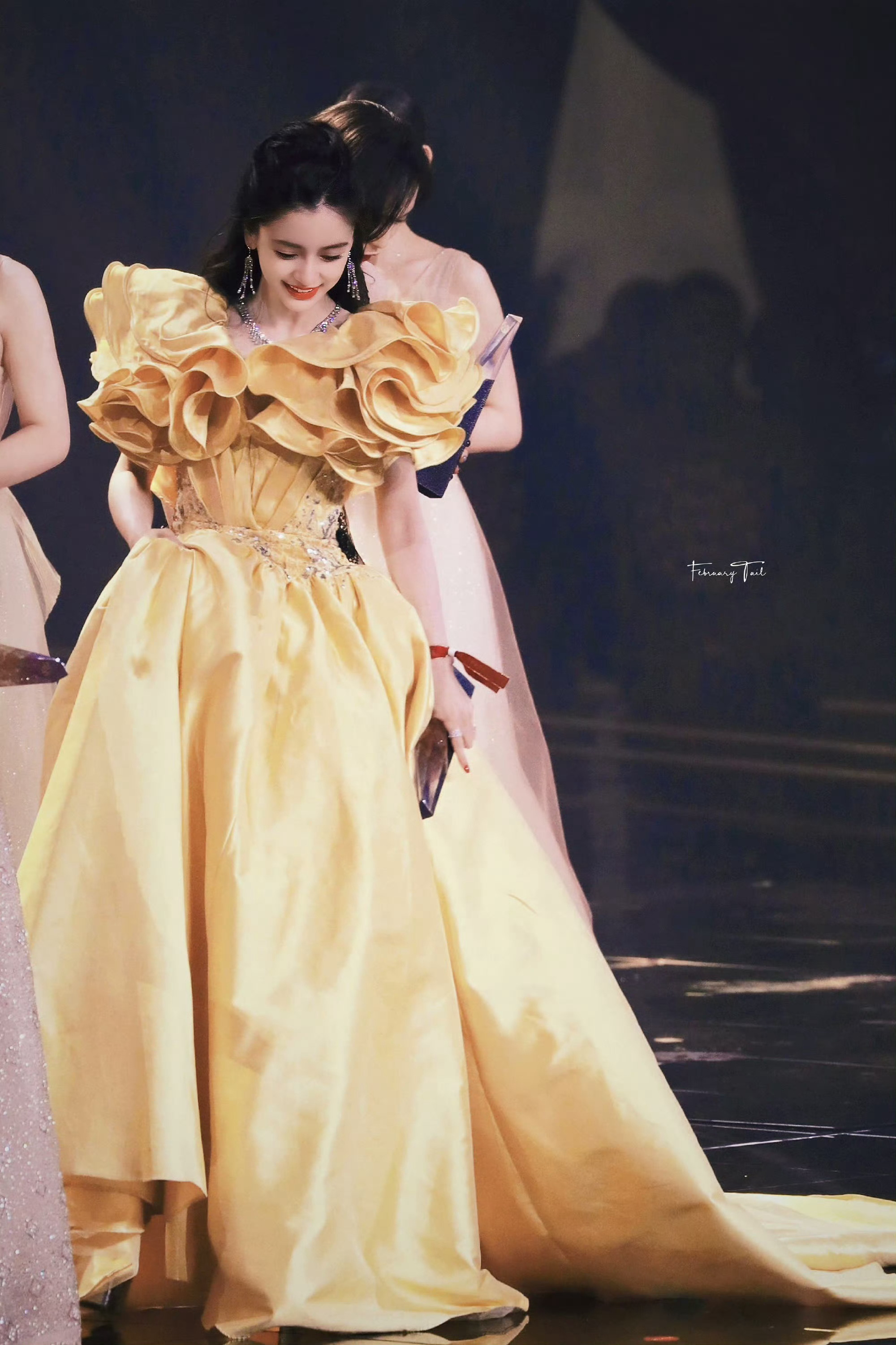angelababy angelababy 这个世界乱糟糟的而你干干净净可以悬在