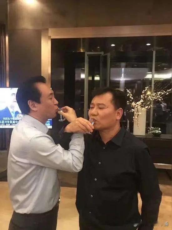 苏宁电器老板张近东，在那一杯酒过后，向许家印的恒大集团投资了200亿人民币。自那